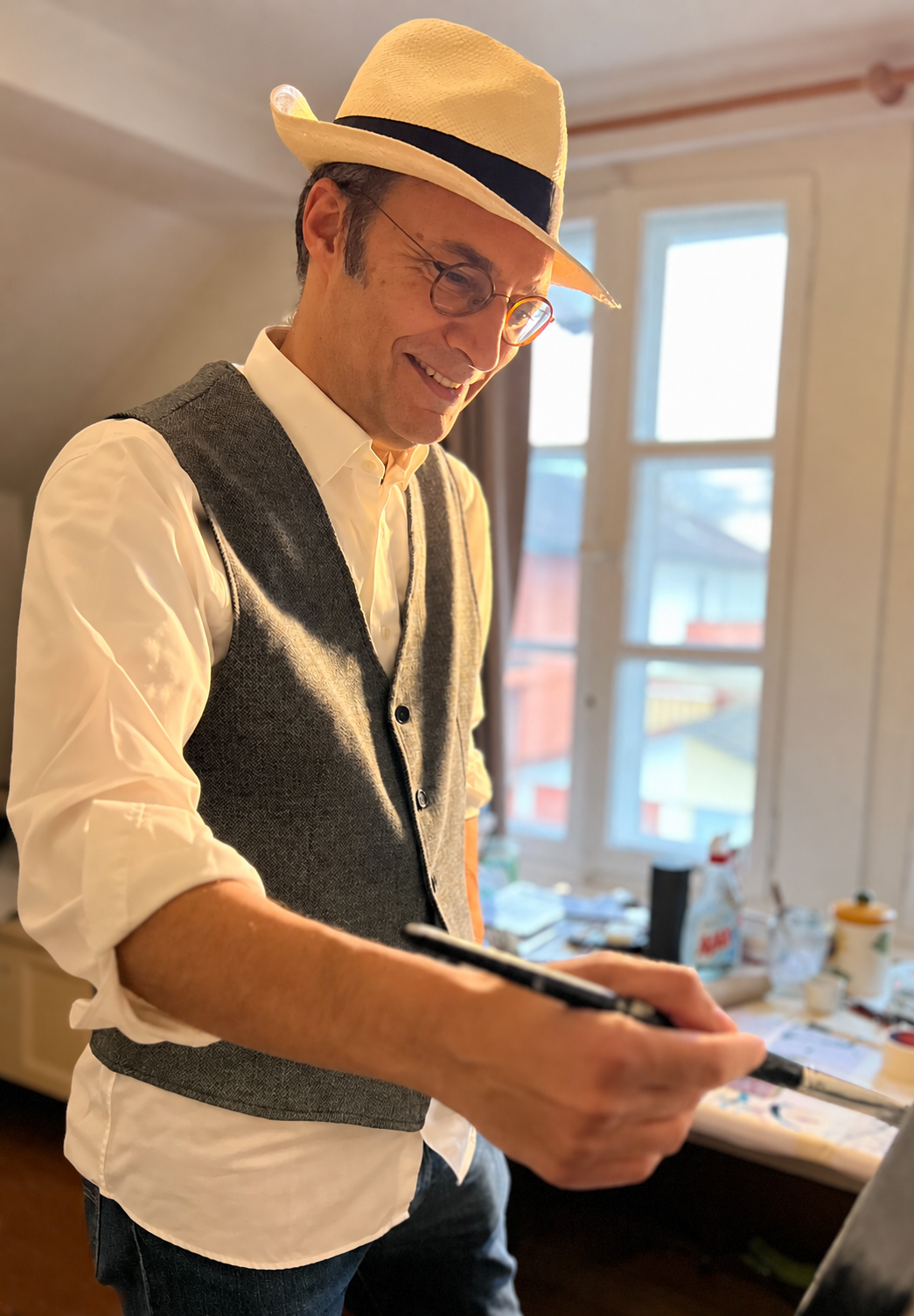 Felice Mauro Battiston mentre dipinge